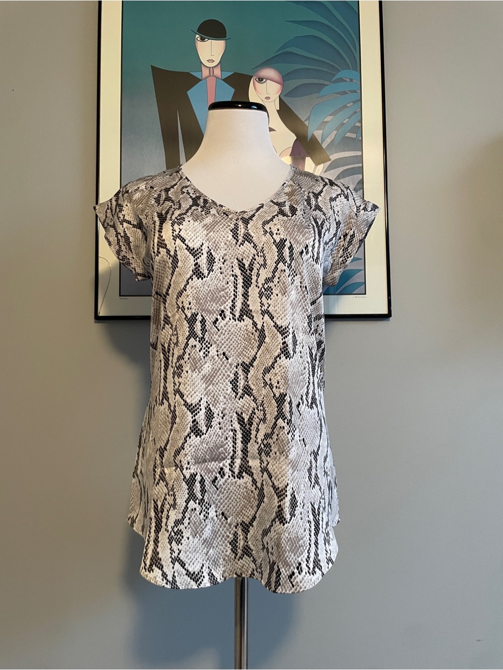 Express Snake Print V-Neck Short Sleeve Top - Gray/Black